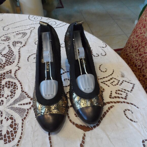 Chanel Gold Metallic Leather Pumps w/Elastic Trim Size 9B - Picture 1 of 16